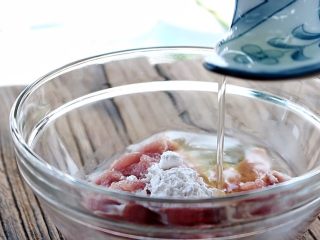 7、蚝油蘑菇肉片汤,再倒入蛋清，顺时针搅拌均匀至上劲