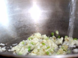 10、蚝油蘑菇肉片汤,倒入清水