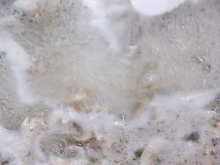 14、蚝油蘑菇肉片汤,煮沸，加适量盐