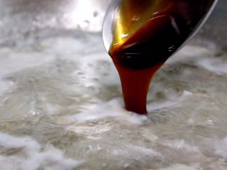 15、蚝油蘑菇肉片汤,离火，再加一勺蚝油即可