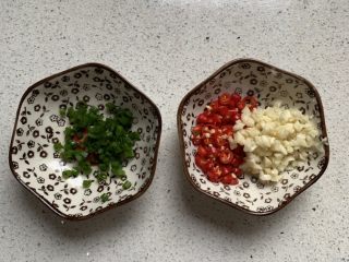 2、凉拌茄子,小米椒切小圈、大蒜切末、香葱切末。