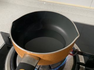 5、凉拌茄子,小锅中放少许油，加热至冒烟