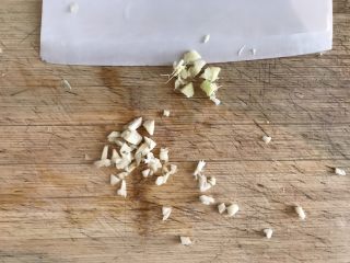 1、五分钟搞定芝麻拌面,把蒜和姜给切碎