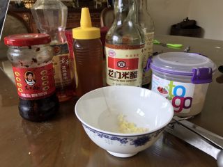 2、五分钟搞定芝麻拌面,准备好所有的调料