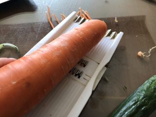 13、五分钟搞定芝麻拌面,也削一点胡萝卜丝