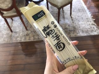 9、五分钟搞定芝麻拌面,准备好面条