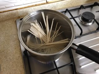 10、五分钟搞定芝麻拌面,把水煮开，然后加入面把它煮熟，3-5分钟就好了