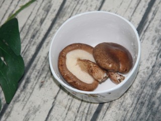 1、幸福早餐香菇瘦肉粥,洗净2个香菇