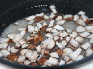 11、幸福早餐香菇瘦肉粥,加入香菇丁