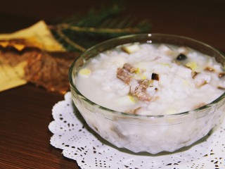 17、幸福早餐香菇瘦肉粥,盛入碗中