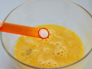 3、葱花鸡蛋饼,鸡蛋磕入容器中打散调入盐