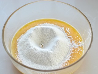 5、葱花鸡蛋饼,将面粉筛入蛋液中