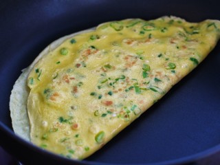 11、葱花鸡蛋饼,待饼皮表面凝固，翻到另一面煎至定型呈焦黄状