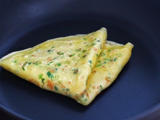 12、葱花鸡蛋饼,将鸡蛋饼用铲子折起来装盘即可