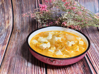 1、辣白菜豆腐汤,出锅的辣白菜豆腐汤,以下为具体做法: