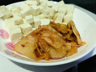 5、辣白菜豆腐汤,取出辣白菜,超市都可以买到小包装的辣白菜