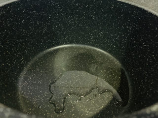 6、辣白菜豆腐汤,锅加食用油,大火热锅