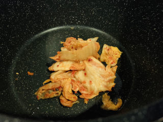 7、辣白菜豆腐汤,倒入辣白菜