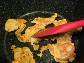 8、辣白菜豆腐汤,炒香