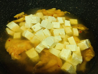 10、辣白菜豆腐汤,清水覆盖豆腐