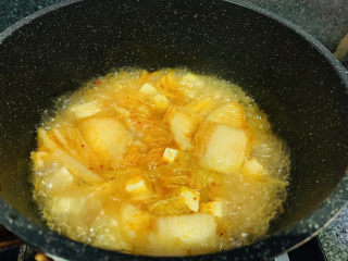 11、辣白菜豆腐汤,大火煮开,盖住锅盖煮三分钟