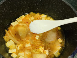 13、辣白菜豆腐汤,加少许盐