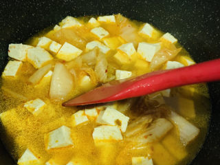 15、辣白菜豆腐汤,搅拌均匀
