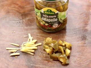 3、螃蟹青菜辣椒粥,姜切丝，辣椒圈切碎备用。