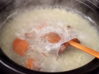 10、螃蟹青菜辣椒粥,大火煮沸后，小火继续煮10分钟。