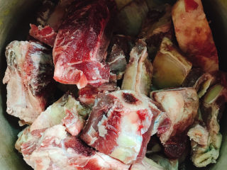 1、清炖牛肋骨,准备好牛肋骨