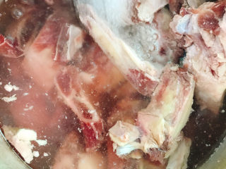 2、清炖牛肋骨,冷水浸泡半小时，泡出血水，冲洗干净