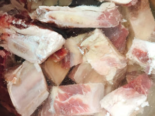 3、清炖牛肋骨,放入高压锅中，加入清水、料酒