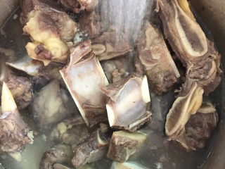 5、清炖牛肋骨,倒掉血水冲洗干净。