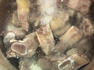 6、清炖牛肋骨,重新放入高压锅中，加入清水。