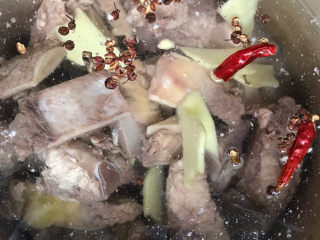 8、清炖牛肋骨,将生姜，干红辣椒、花椒放入锅中。大火烧开转中小火压30分钟。