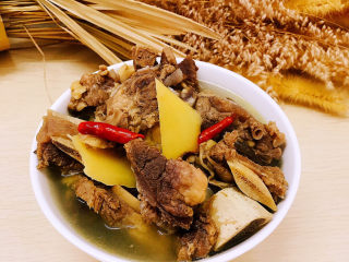 11、清炖牛肋骨,营养美味的牛肋骨汤就熬好了。