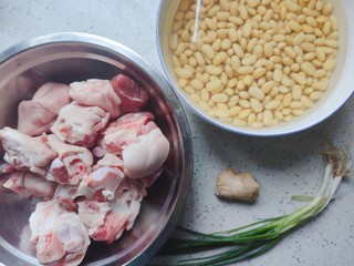1、黄豆猪脚汤,首先我们准备好所有食材