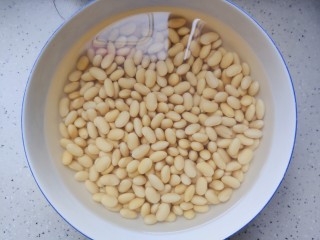 2、黄豆猪脚汤,黄豆提前泡发（我泡发了一夜）