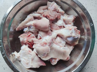 3、黄豆猪脚汤,猪脚清洗干净