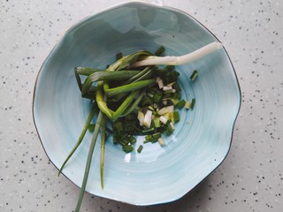 4、黄豆猪脚汤,小葱洗净，取两根打结，剩余的切成葱花