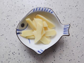 5、黄豆猪脚汤,生姜去皮，洗净之后切成片