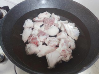 6、黄豆猪脚汤,猪脚冷水下锅