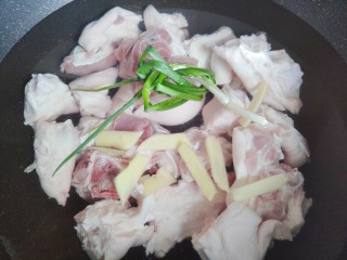 7、黄豆猪脚汤,加入2/3的姜片和葱结