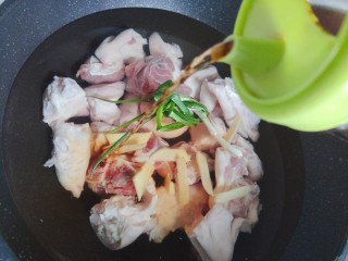 8、黄豆猪脚汤,加适量料酒