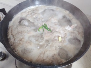 9、黄豆猪脚汤,大火煮七八分钟（水开后开始计时）