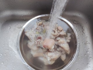 10、黄豆猪脚汤,煮好的猪脚用温水冲洗掉表面的脏东西（千万不要用冷水）