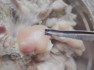 11、黄豆猪脚汤,用镊子夹去猪毛（没有猪毛的话可以省略这一步了）