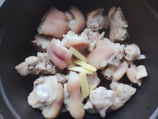 12、黄豆猪脚汤,洗干净的猪脚放进铸铁锅，并加入剩余的姜片，没有铸铁锅可以用砂锅