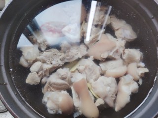 13、黄豆猪脚汤,加入适量清水，适量的意思是，有几个人喝汤就加多少水，根据自己的实际情况而定