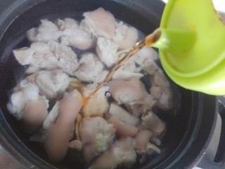 14、黄豆猪脚汤,加少许料酒